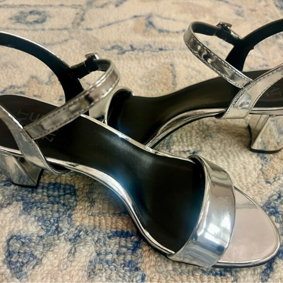 Naturalizer Silver Heels with Sleek Design - Picture 2 of 8